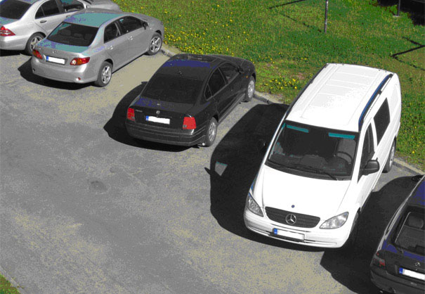 Фотография наглядно демонстрирует, что плохое представление о габаритах автомобиля или в спешке припаркованный автомобиль значительно уменьшают свободное пространство.
